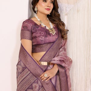 Sari étnico morado moderno: sari ligero de seda con estampado digital para fiestas, con servicio de sastrería personalizado.