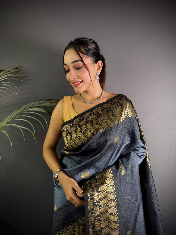 Indiase Vrouw in Een Paarse Sari Glimlachend Stock Foto - Image of