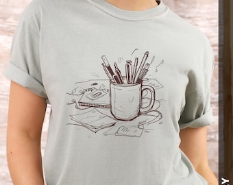 Camiseta de boceto de escritorio, camiseta con bolígrafo y taza, camiseta de escritor/a, regalo para amantes de la papelería, camiseta acogedora para el espacio de trabajo, camiseta con estética de diario