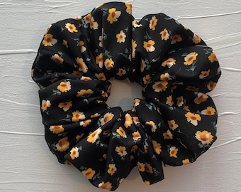 Sarah Scrunchie / Black & Yellow Sunflower Floral Print Scrunchie / Curly Hair Care Routine / Black Scrunchie / Chouchou / Handmade