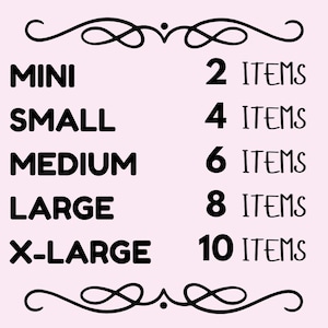 Pode incluir: Um fundo rosa com texto preto indicando as quantidades de itens. Os tamanhos incluem MINI (2 itens), SMALL (4 itens), MEDIUM (6 itens), LARGE (8 itens) e X-LARGE (10 itens). Redemoinhos decorativos na parte superior e inferior.