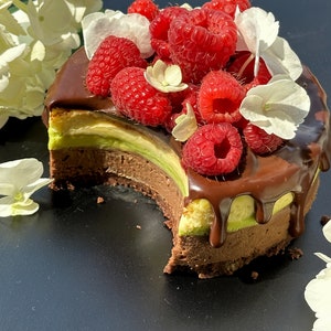 Cheesecake a strati al cioccolato, pistacchio e mirtilli / Ricetta stampabile / Libro di ricette per famiglie / Ricetta gourmet / Prodotti da forno