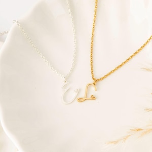 Collar personalizado con inicial pequeña y corazón, collares con letras personalizadas para ella, regalos de dama de honor para una amiga, joyería hecha a mano, regalos de graduación.