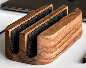 Macbook Ständer, vertikaler Laptop Ständer, Macbook Halter, Macbook Dock, Schreibtisch Organizer aus Holz, ästhetischer Schreibtisch, Schreibtischeinrichtung, Mac Ständer