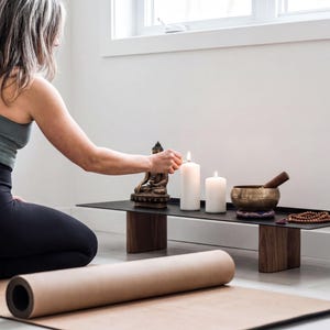 Table d'autel de méditation faite main | Dessus en acier et base en noyer | Salle de yoga basse avec surface de bougie