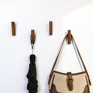 Ganchos de madera artesanales para pared, perchero moderno, organizador de entrada, acabado nogal o verde.