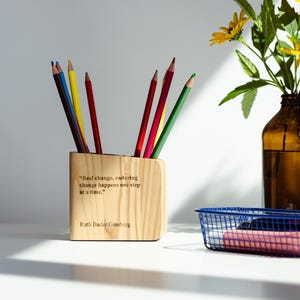 Stifthalter aus Holz - Individuell gravierter Stiftbecher-Organizer, personalisierter Schreibtischständer für Büro oder Studio, handgefertigter Stifthalter