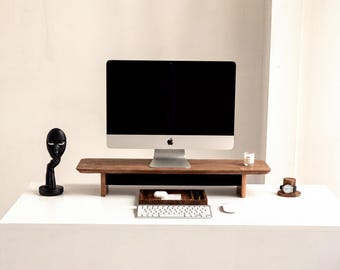 Stojak na monitor z drewna, półka na biurko z litego orzecha | Ergonomiczna podstawka pod dwa ekrany | Szerokość niestandardowa