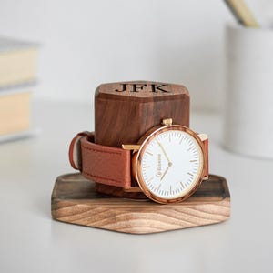 Watch Stand, Personalized Gift for Dad, Wooden Watch Holder for Men, Engraved Name Watch Display, Walnut Timestand for Him immagine 1