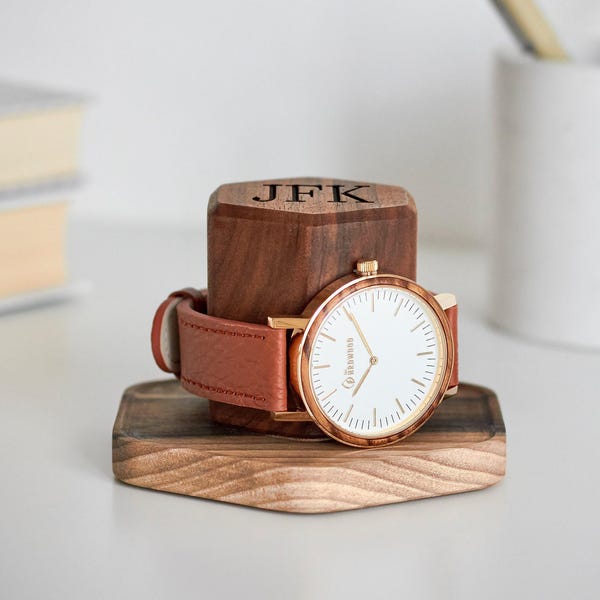Soporte para reloj, regalo personalizado para papá, soporte de madera para reloj para hombre, expositor de reloj con nombre grabado, soporte de nogal para él.