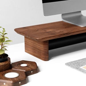 Soporte de madera para monitor con almacenamiento - Estante elevador de escritorio grabado a medida para oficina en casa