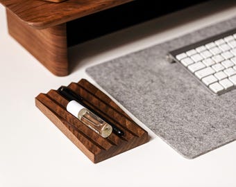 Portalápices personalizado para escritorio: soporte de madera de nogal grabado para un bolígrafo, accesorio minimalista para escritorio.