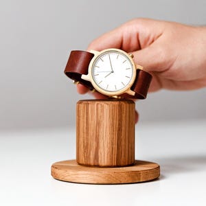 Hölzerner Zylinder-Uhrenständer, Geschenk für Ihn, personalisierter Uhrenhalter, Herrenuhrenanzeige, individuelles Jubiläumsgeschenk