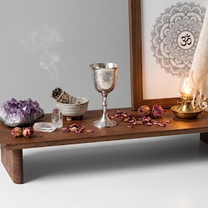 Gepersonaliseerde altaartafel, op maat gegraveerde tarotstandaard, cadeau voor spirituele vriend, op maat gemaakt meditatiedecor, massief houten ritueel bord
