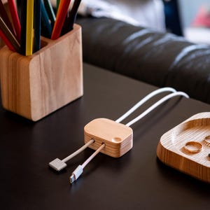 マグネット式ケーブルホルダー、デスク整理用木製コードオーガナイザー、配線管理システム