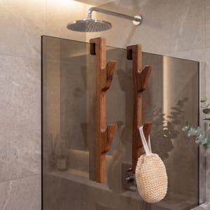 Gancho para toallas de madera de nogal y roble para puerta de ducha de cristal — Decoración de baño hecha a mano