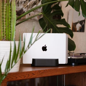 デスク用ノートパソコンスタンド｜縦型木製ノートパソコンドック｜MacBook用デュアルスロットホルダー｜男性へのテクノロジーギフト｜ブラックまたはウォールナット