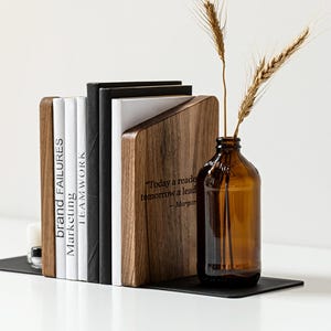Sujetalibros de madera y metal (1 unidad), el mejor regalo para amantes de los libros, decoración del hogar, sujetalibros grabados, regalo de graduación