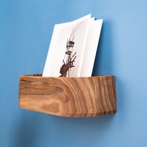 Soporte personalizado de nogal / Organizador de escritorio de madera grabada / Organizador de correo de pared / Decoración de oficina personalizada / Regalo de nogal macizo para él