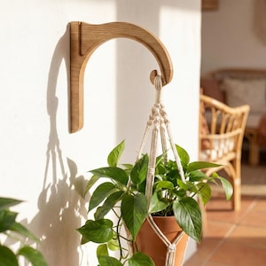 Huisdecor Cottagecore: houten muurbeugel, booghaak voor plantenhangers en gedroogde bloemen, eikenhout