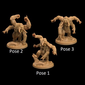 Pode incluir: Três poses diferentes de uma miniatura de um monstro peludo marrom com dentes e garras afiados. O monstro tem quatro braços e está em pé sobre uma base redonda.