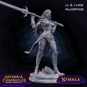 Puede incluir: Una miniatura de guerrera femenina impresa en 3D en gris, sosteniendo una espada. La figura lleva armadura y una capa fluida. La miniatura está pre-soportada y viene en tamaños de 32 mm y 75 mm. La miniatura es parte de la serie Aethria Chronicles: Prologue - Heroes' Call! La miniatura se llama "Nymalia".