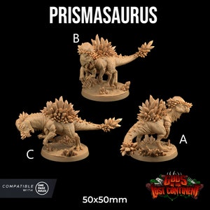 Peut inclure: Trois figurines de dinosaures miniatures en plastique peintes dans une couleur brun clair avec des détails en forme de cristal. Les dinosaures sont debout sur des bases rondes avec une surface texturée. Les bases sont étiquetées A, B et C. L'image comprend également le texte "PRISMASAURUS", "50x50mm", "COMPATIBLE AVEC", "ONE PAGE RULES", et "GODS OF THE LOST CONTINENT".