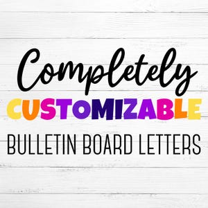 以下が含まれることがあります： 白木目の背景に、黒、黄色、オレンジ、紫、ピンクで「Completely Customizable Bulletin Board Letters」と書かれた文字。掲示板用にデザインされたテキストです。