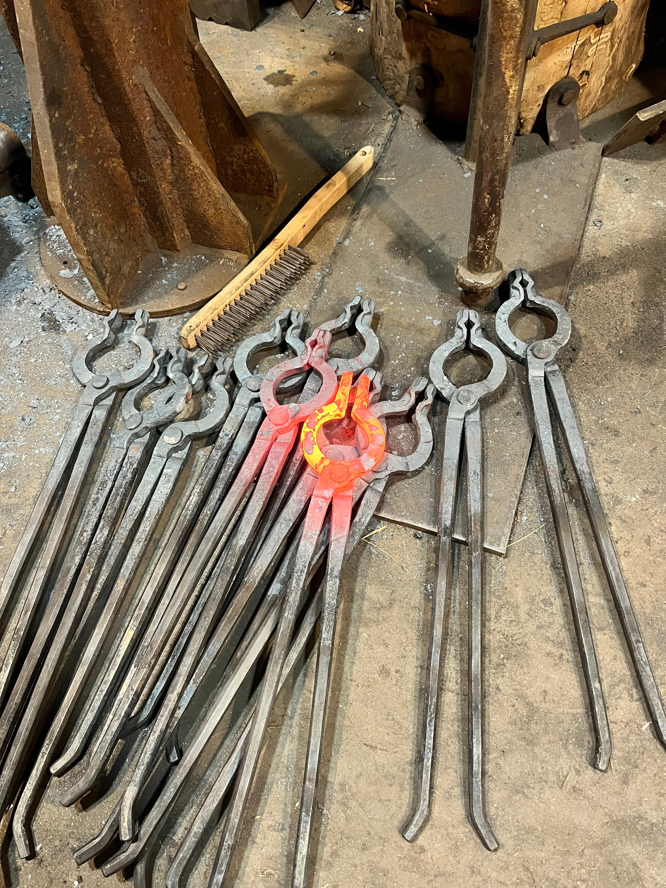 Blacksmith Tongs Forging Metal Working Tong Set. V-bit Tongs and Gooseneck Tongs  Forge Anvil Smithing 