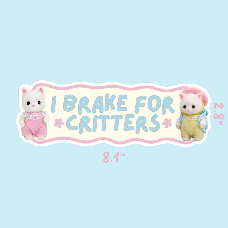 Op de afbeelding: Een witte sticker met een roze en blauwe rand. De sticker toont twee witte katten in roze en blauwe kleding. De tekst op de sticker luidt "I Brake For Critters". De sticker is 8,1 inch breed en 2,8 inch hoog.
