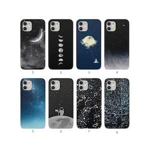 Pode incluir: Coleção de oito capas de telemóvel com designs celestiais. As capas apresentam imagens da lua, fases da lua, céus estrelados, constelações e um astronauta na lua. Cada capa tem um fundo preto ou azul escuro.