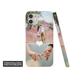 Op de afbeelding: Een gepersonaliseerde telefoonhoes met twee foto's. De bovenste afbeelding toont een stel in een veld en de onderste afbeelding toont twee handen met bijpassende tatoeages. Een wit hart staat tussen de afbeeldingen. De tekst "PERSONALISED PHOTOGRAPH" staat in een zwarte rechthoek.