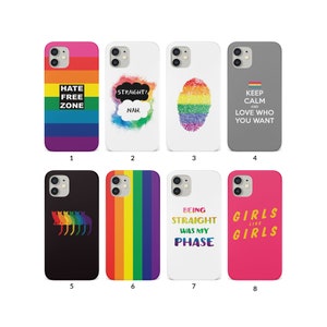 Könnte beinhalten: Sammlung von acht Handyhüllen mit verschiedenen Designs. Die Hüllen zeigen Regenbogenstreifen, einen Regenbogen-Fingerabdruck und Texte wie "Hate Free Zone", "Straight? Nah" und "Girls Like Girls". Die Hüllen sind für ein Smartphone konzipiert.