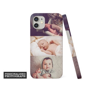 Op de afbeelding: Een gepersonaliseerde telefoonhoes met drie babyfoto's. De hoes heeft een witte voorkant met een donkerpaarse rand en een marmerpatroon aan de zijkant. De tekst "PERSONALISED PHOTOGRAPH" is gedrukt in een zwarte rechthoek.