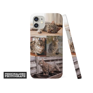 Op de afbeelding: Een witte telefoonhoes met een collage van vier foto's van een tabby kat. De kat is bruin en grijs met groene ogen. De tekst "PERSONALISED PHOTOGRAPH" staat in een zwarte rechthoek linksonder.