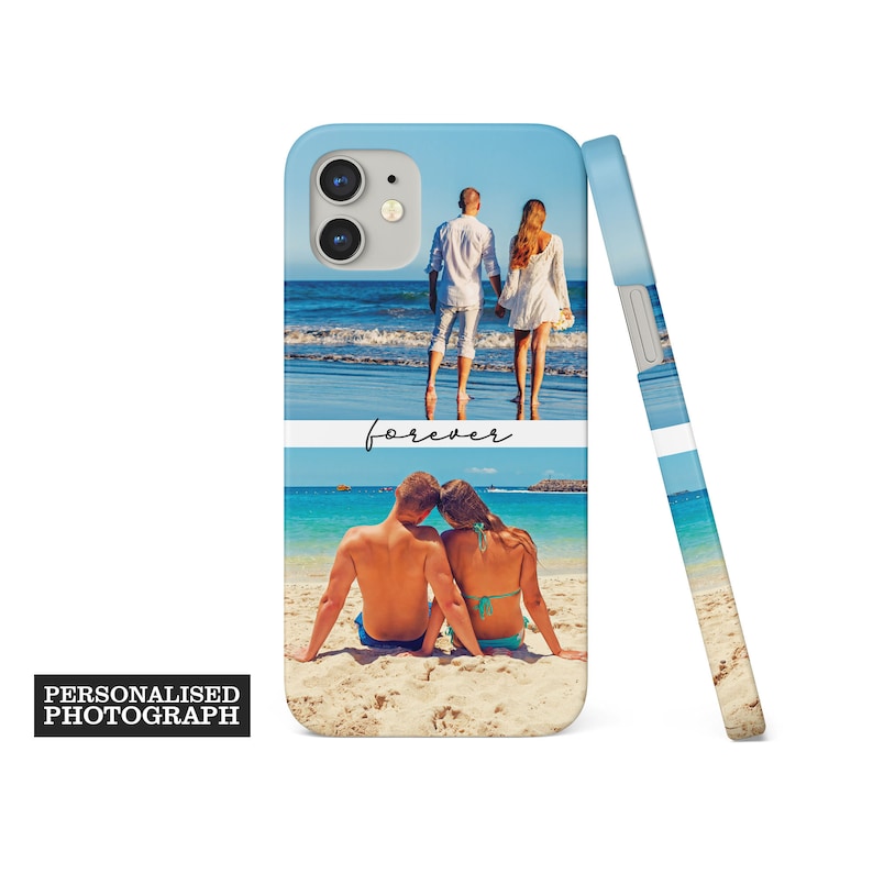 Op de afbeelding: Een lichtblauwe telefoonhoes met twee strandfoto's. De bovenste foto toont een stel dat op het strand loopt en de onderste foto toont een stel dat op het strand zit. Het woord "forever" is cursief geschreven. De tekst "PERSONALISED PHOTOGRAPH" staat in een zwarte rechthoek.
