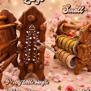 Könnte beinhalten: Hölzerne Armreifhalter, einer mit der Aufschrift "Large" und der andere mit "Small", mit Blumen- und Blattmotiven. Die Halter sind mit goldenen Armreifen gefüllt. Der Text "Pretty little bangle holders - shop" ist ebenfalls sichtbar.