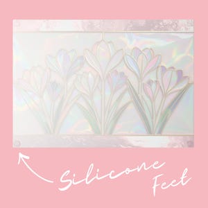 Peut inclure: Panneau d&eacute;coratif rectangulaire iris&eacute; avec un motif floral de fleurs de crocus stylis&eacute;es. Les fleurs sont blanches avec des accents roses et bleus pastel, sur un fond nacr&eacute;. Le panneau a des pieds en silicone.