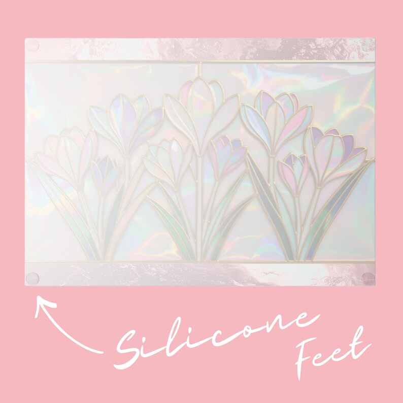 Peut inclure: Panneau d&eacute;coratif rectangulaire iris&eacute; avec un motif floral de fleurs de crocus stylis&eacute;es. Les fleurs sont blanches avec des accents roses et bleus pastel, sur un fond nacr&eacute;. Le panneau a des pieds en silicone.