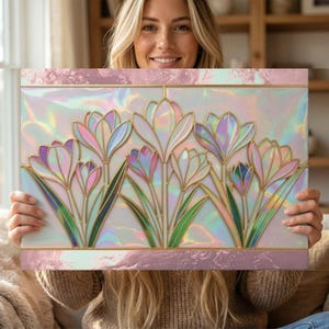 Peut inclure: Une &oelig;uvre d'art rectangulaire avec un motif floral. Elle pr&eacute;sente des fleurs de crocus stylis&eacute;es dans des tons de rose, de violet et de bleu, soulign&eacute;es d'or. Le fond a un effet iris&eacute; et la bordure est rose clair. Id&eacute;al pour la d&eacute;coration murale.