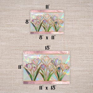 Peut inclure: Deux panneaux rectangulaires en vitrail repr&eacute;sentant un motif floral de fleurs de crocus. Le plus petit panneau mesure 20 x 28 cm, et le plus grand panneau mesure 28 x 38 cm. Les fleurs sont blanches, violettes et roses avec des tiges vertes.