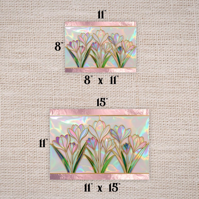 Peut inclure: Deux panneaux rectangulaires en vitrail repr&eacute;sentant un motif floral de fleurs de crocus. Le plus petit panneau mesure 20 x 28 cm, et le plus grand panneau mesure 28 x 38 cm. Les fleurs sont blanches, violettes et roses avec des tiges vertes.
