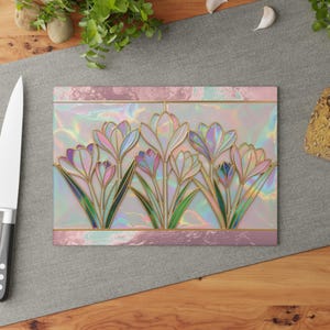 Planche à découper en verre crocus | Décoration de cuisine florale printanière irisée, planche de comptoir style vitrail nacré, cadeau pour amateur de jardin 8" x 11"