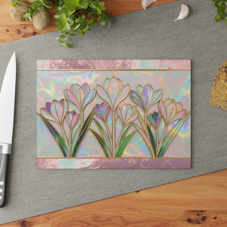 Planche à découper en verre crocus | Décoration de cuisine florale printanière irisée, planche de comptoir style vitrail nacré, cadeau pour amateur de jardin 8" x 11"