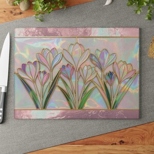 Planche à découper en verre crocus | Décoration de cuisine florale printanière irisée, planche de comptoir style vitrail nacré, cadeau pour amateur de jardin 11" x 15"