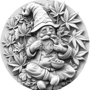 Peut inclure: Une figurine de gnome en céramique blanche avec une longue barbe blanche, portant un chapeau pointu et des lunettes, assise dans un champ de feuilles de marijuana. Le gnome tient une pipe dans une main et un bol de baies dans l'autre.