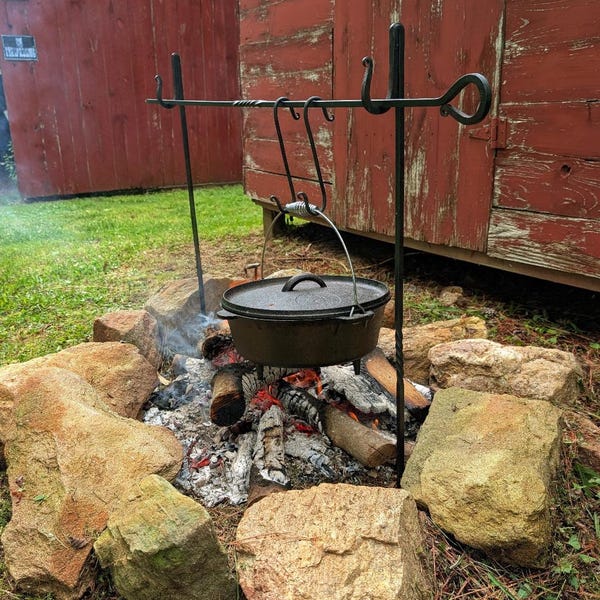 Juego de utensilios para fogatas y cocina al aire libre, forjados a mano por herreros.