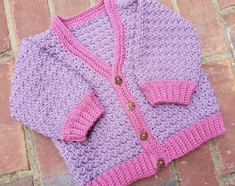 Cardigan all&#39;uncinetto viola con bottoni / Cardigan fatto a mano per neonati rosa e viola / Maglione per bambine dai 6 ai 12 mesi