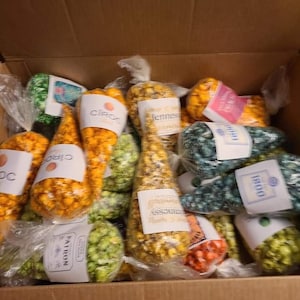 Palomitas de maíz con caramelo e infusión de licor Cualquier sabor Cualquier ocasión o tema, personalice sus etiquetas y cintas, cumpleaños, eventos corporativos o de hermandad