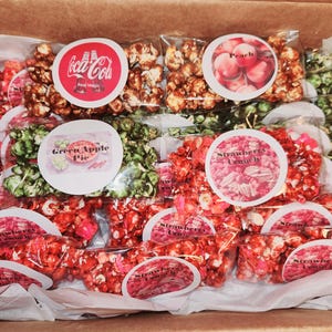 Mini bolsas de regalo de 2 oz de palomitas de maíz con caramelo. Personalice sus etiquetas y palomitas de maíz para su evento, cualquier cumpleaños, despedidas de soltera, aniversario.